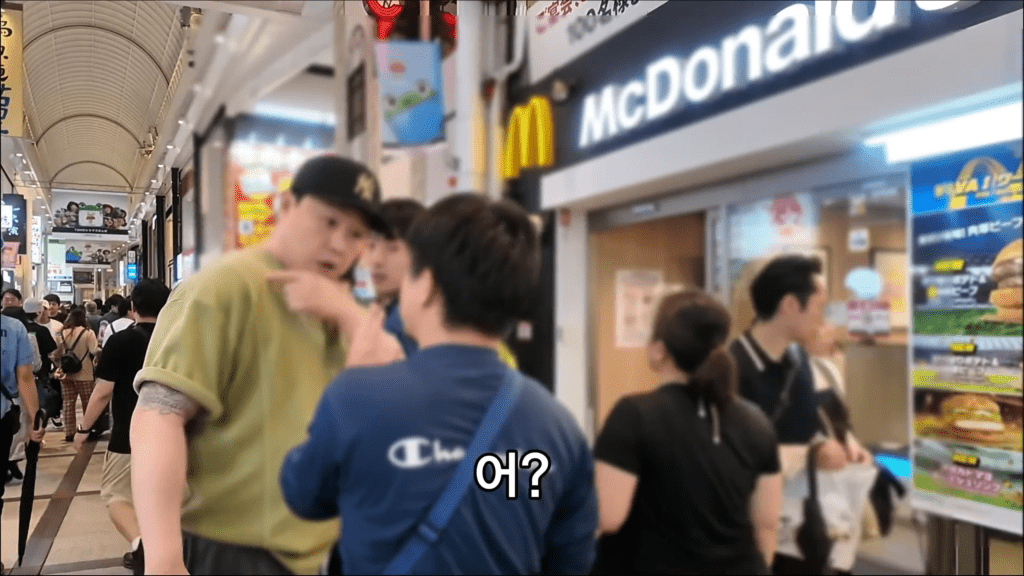 陸恩英質問「撞人男」。 Youtube / MadBro 陸恩英質問「撞人男」。 Youtube / MadBro