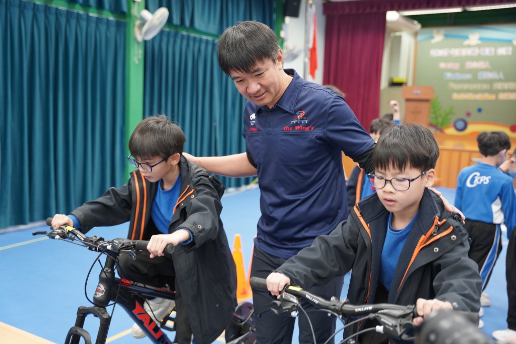 黃金寶先生指導同學進行智能單車活動