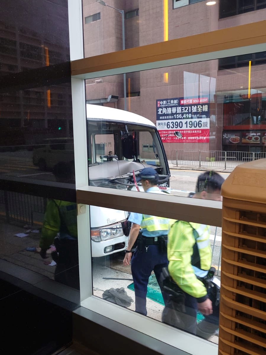 保姆車擋風玻璃脫落。