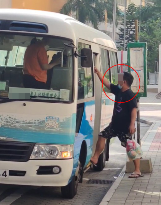 這時一名手挽大袋杯麵，似剛去買餸的男子走近車門。