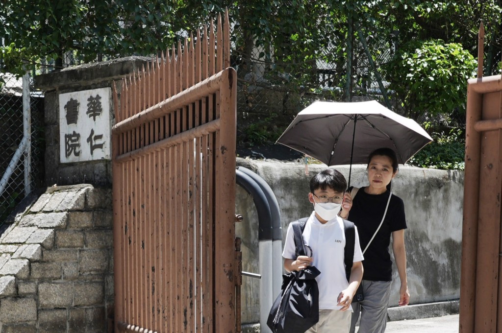 家長與兒子前往九龍華仁書院「叩門」。