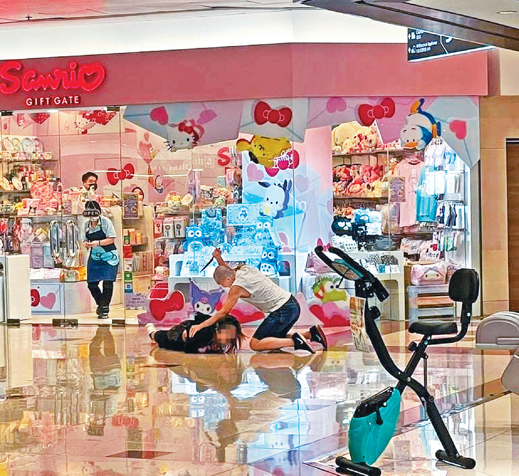 襲長髮女同伴
■長短髮2女逛荷里活廣場時，短髮女突遭光頭漢揮刀插腰，兇徒一路追襲，同行長髮女遭割頸，2人送院後同告不治。