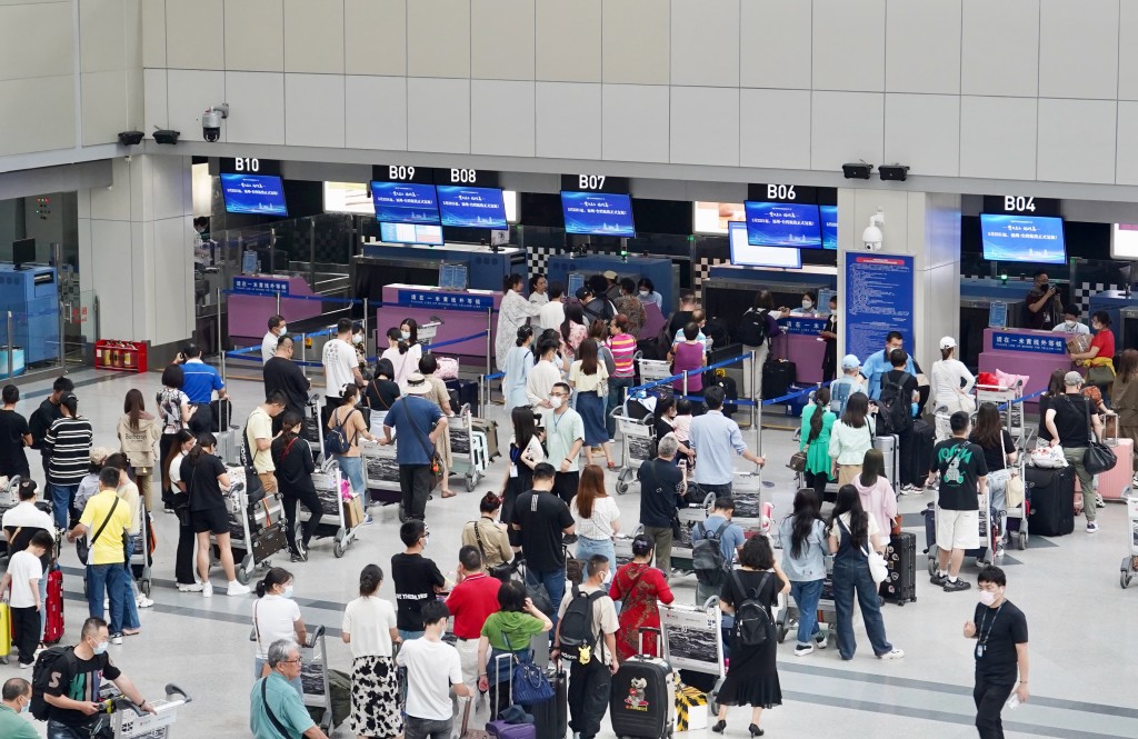福州往台北直航航班5月22日正式复航，乘客正在办理登机手续。中新社