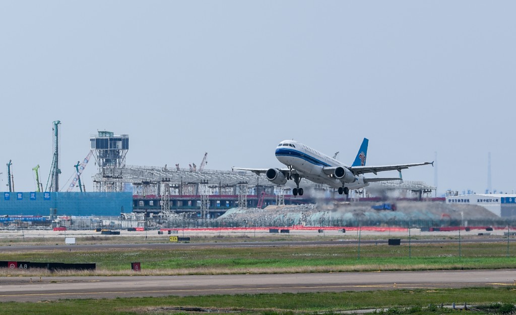 深圳機場於2026年夏秋航季每周計劃航班接近9,400架次，日均超過1,300架次，12條骨幹航線日均往返逾560架次。