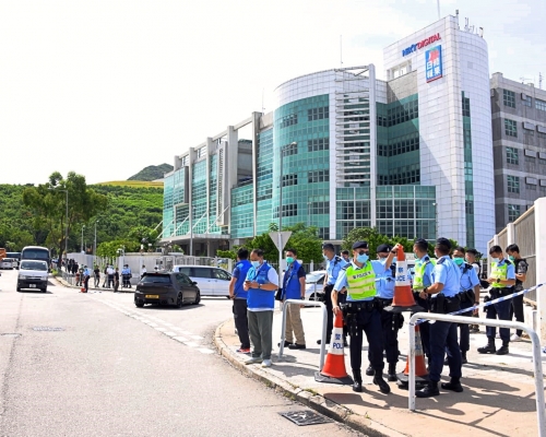 警方封鎖壹傳媒大樓調查，港台等被拒絕進入採訪區。