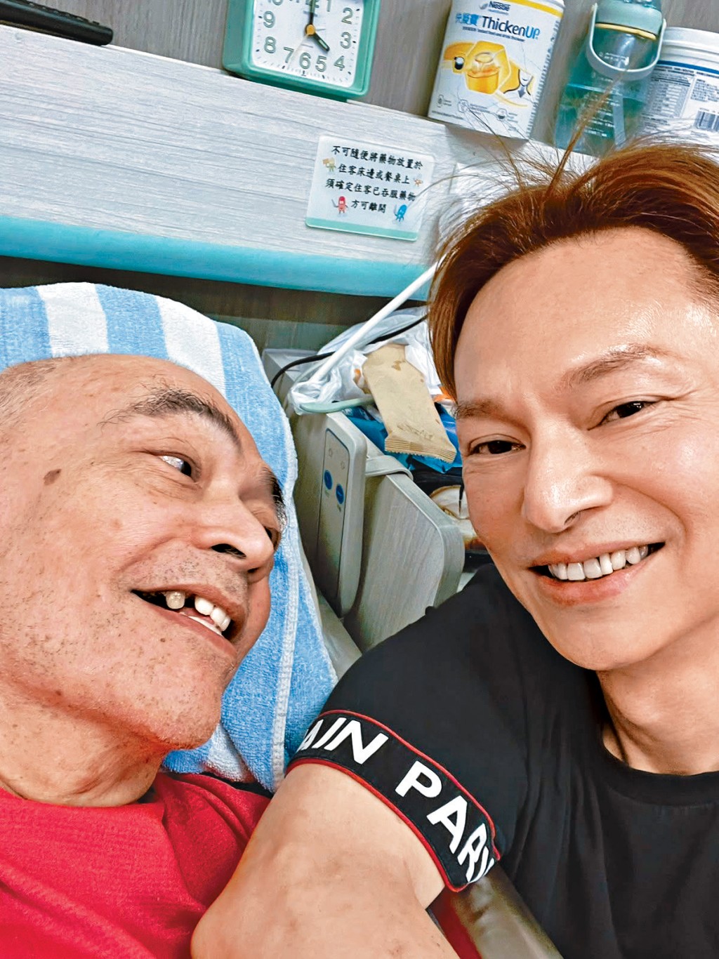 方俊日前到老人院探望张伟文，𠱁得老人家大笑。