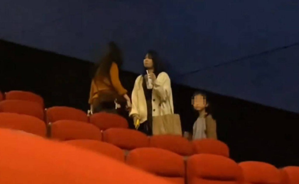 白衣少女電影院座位被佔，反遭對方（紅衣）指罵「沒社會地位出來幹嗎？」微博＠二七塔日記