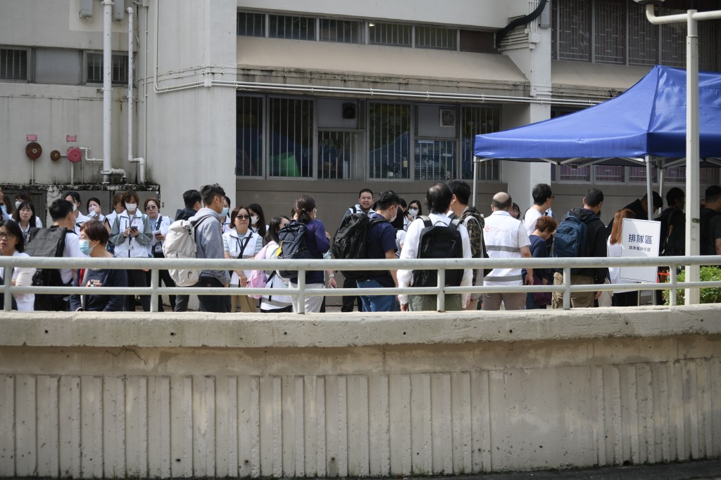 宏福苑居民排隊等候上樓執拾。