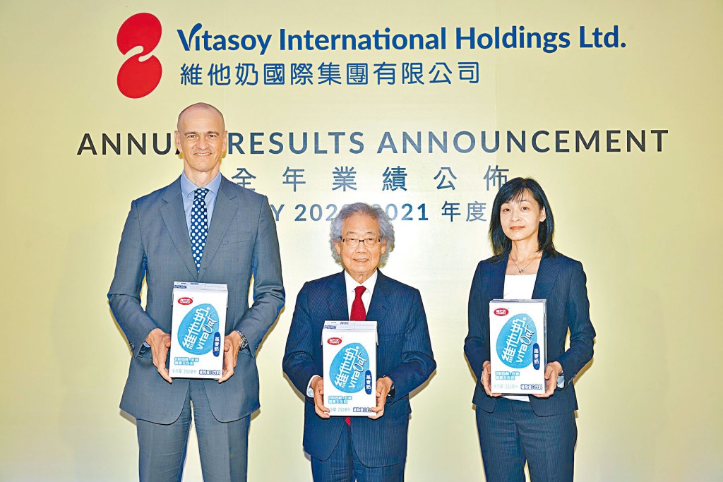 维他奶国际执行主席罗友礼（中）形容去年度的打击为「前所未有」。