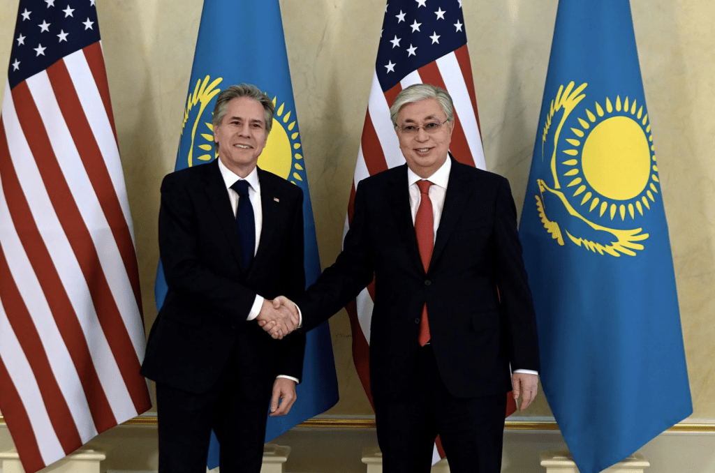 布林肯与哈萨克斯坦总统卡西姆．若马尔特．托卡耶夫握手。路透社