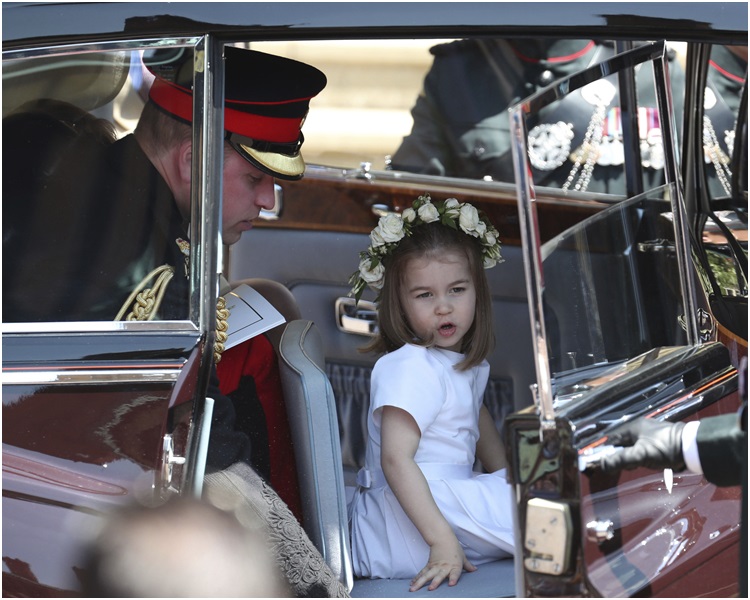 一眾花仔花女抵達教堂。AP