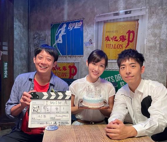Edan(右)和劇組送上蛋糕。