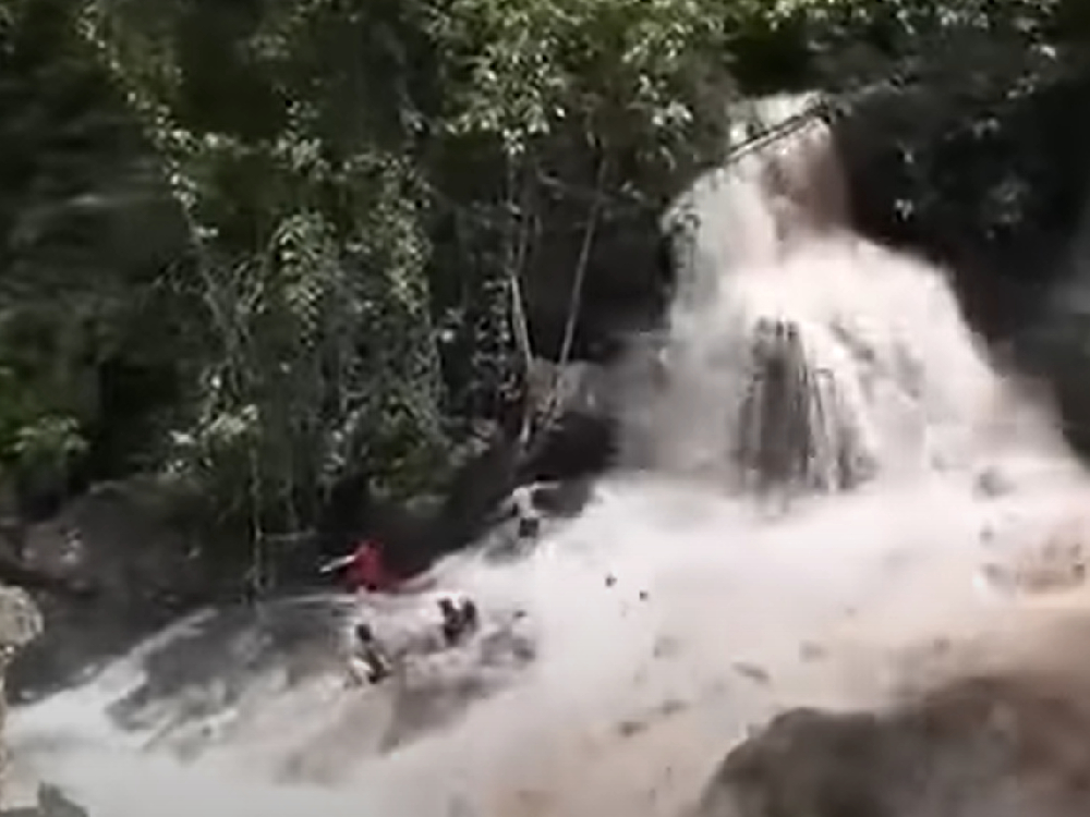 不少一分鐘，原本平靜的溪澗變成奪命洪流。 （片段截圖）