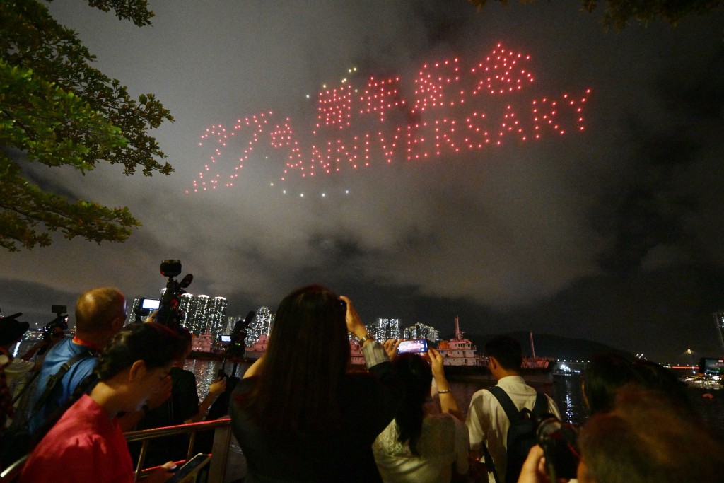 荃湾各界庆祝香港回归27周年“庆回归无人机表演”活动，当晚有350架无人机于荃湾海傍表演，砌出多组不同的图案。 苏正谦摄