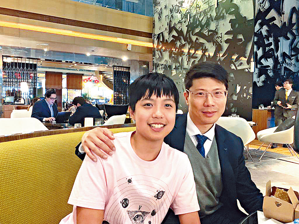 葉振延（左）去年以十四歲之齡跳級升讀理大，他曾就讀的唐乃勤初中書院，校長黃仲奇（右）認為，學校應對振延這類有能力學生加以支持，而非打擾。