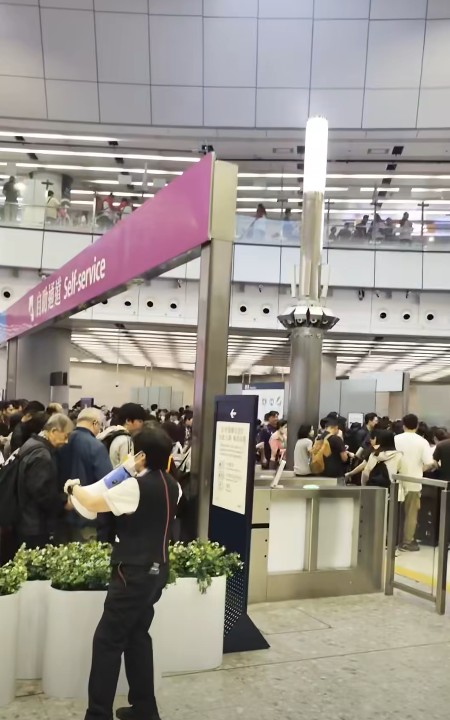 大批旅客排隊過安檢。項明生FB影片截圖