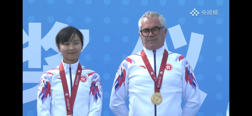 港隊李思穎(左)成功衛冕金牌。電視截圖 港隊李思穎(左)成功衛冕金牌。電視截圖