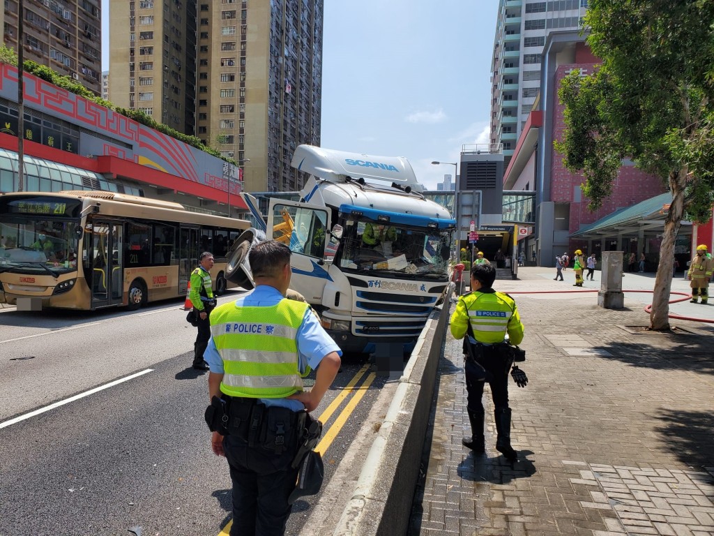 貨櫃車撞向路邊石壆。