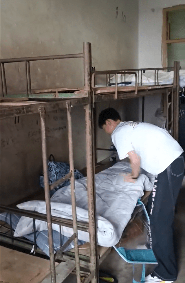 江西信豐通報一中學寢室設施破舊環境差。 江西信豐通報一中學寢室設施破舊環境差。