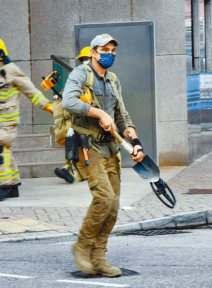 获手榴弹「炸弹猎人」Edward。