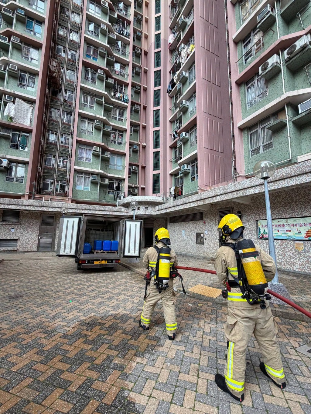 消防處聯同香港海關及警務處在觀塘秀茂坪邨聯合行動，搗破一個非法加油站。消防處FB