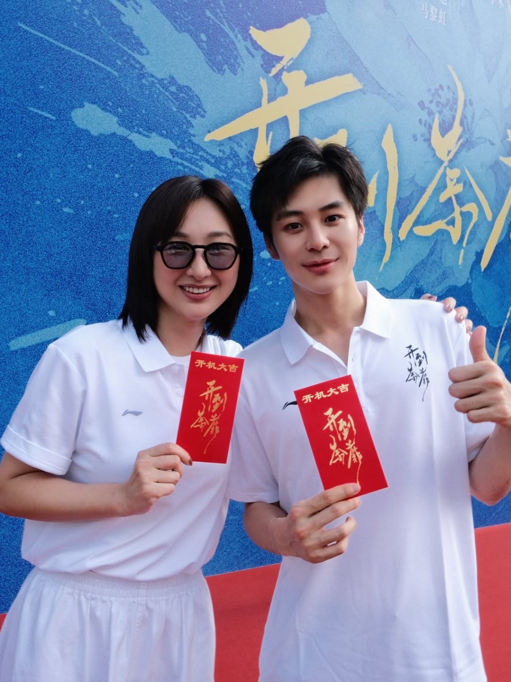 高海寧與劇中演員合照,俊男美女的組合非常亮眼。 高海寧與劇中演員合照,俊男美女的組合非常亮眼。