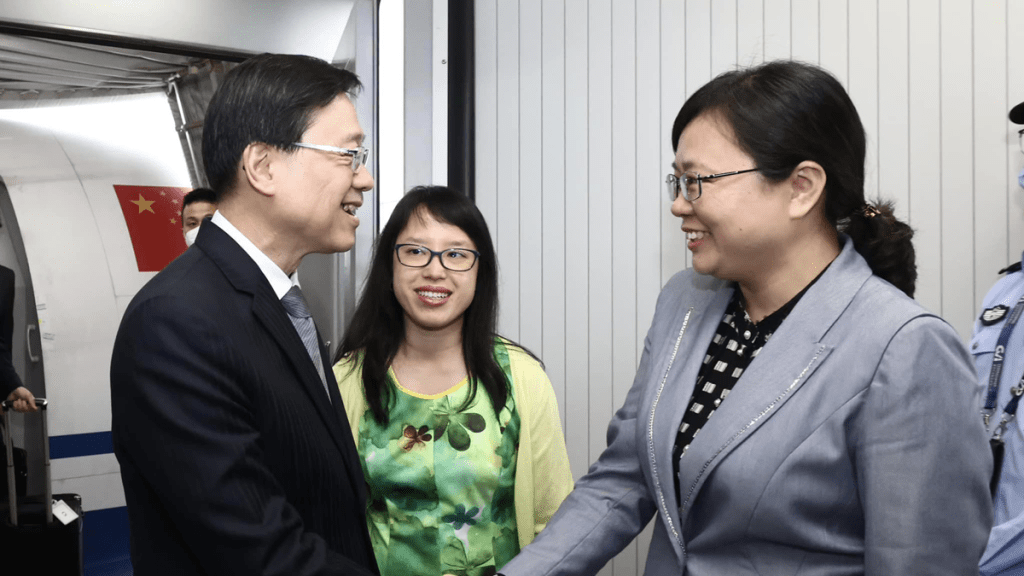 李家超(左)獲重慶市副市長張國智(右)迎接。政府新聞處圖片