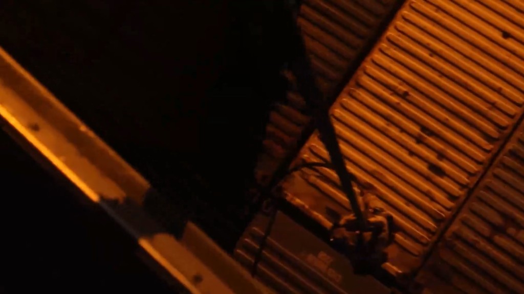 伊朗货船试图突破封锁，遭美军武力拦截并扣押。X@ U.S. Central Command