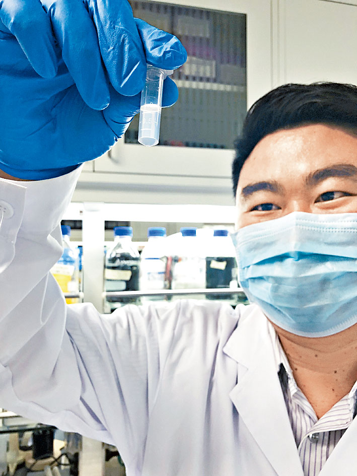 ■中科院研究員展示，人工合成澱粉樣本。