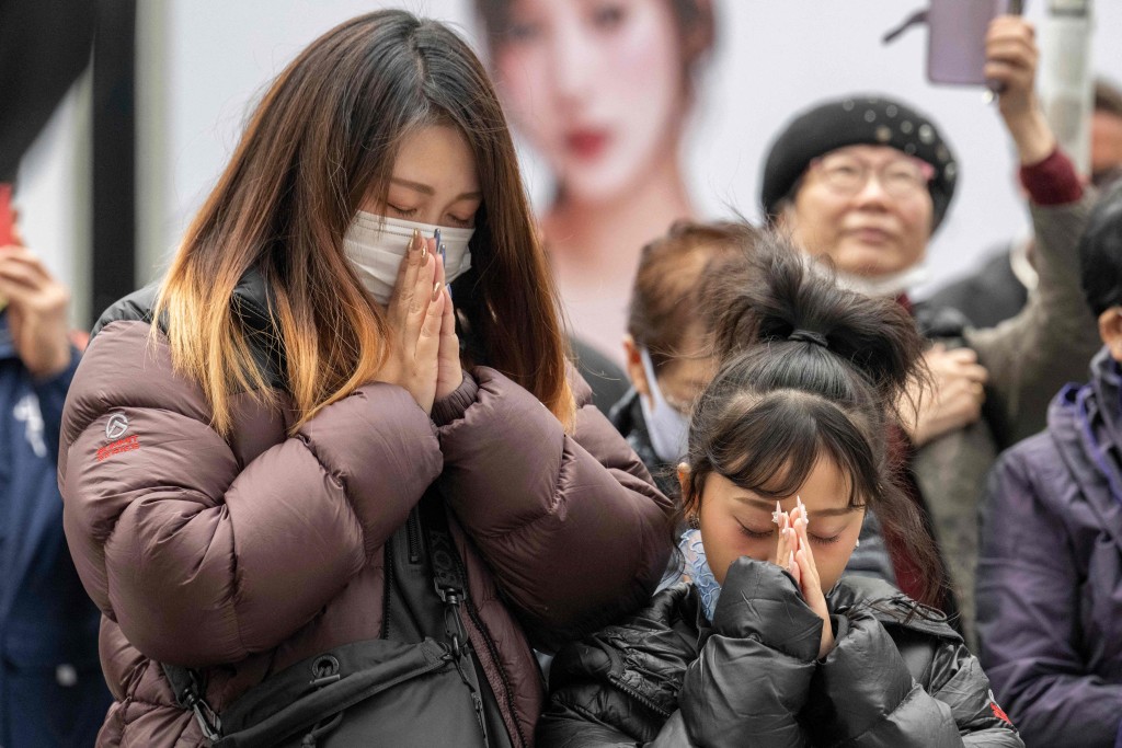 今年3月11日,在震災發生的下午2時46分,東京銀座民眾合什默哀。法新社 今年3月11日,在震災發生的下午2時46分,東京銀座民眾合什默哀。法新社