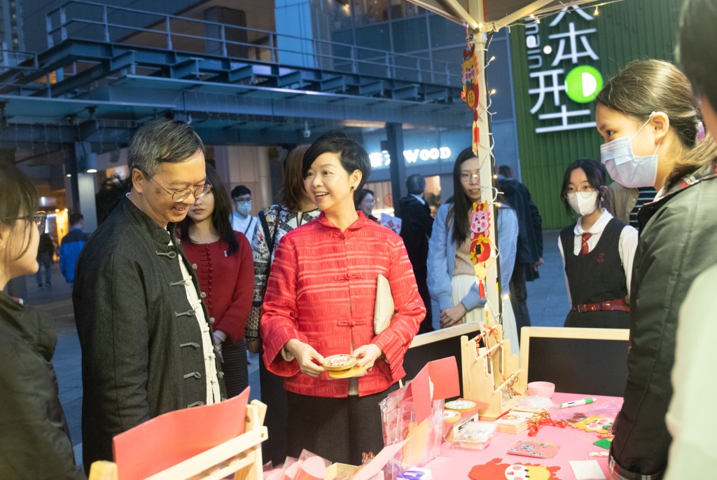何永賢到訪「大本型」「型宵市場」 。何永賢facebook圖片