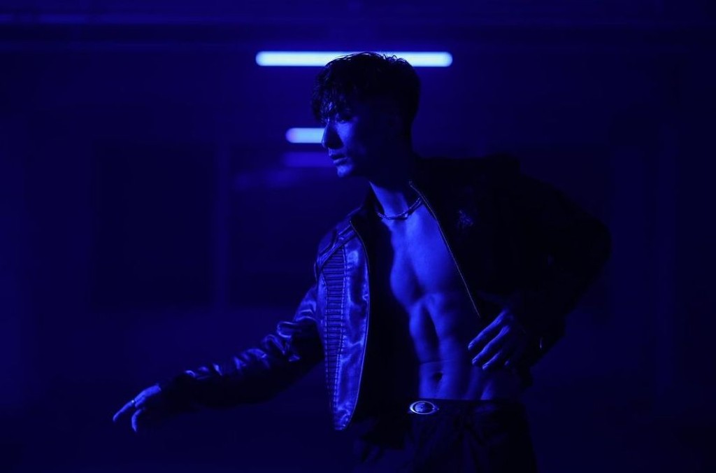 Aska在《Dirty Rhythm》MV，大晒健硕肌肉。