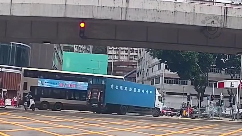 貨車駛至葵涌道與葵安道交界時違例右轉,遭駛至的九巴攔腰撞及。 貨車駛至葵涌道與葵安道交界時違例右轉,遭駛至的九巴攔腰撞及。