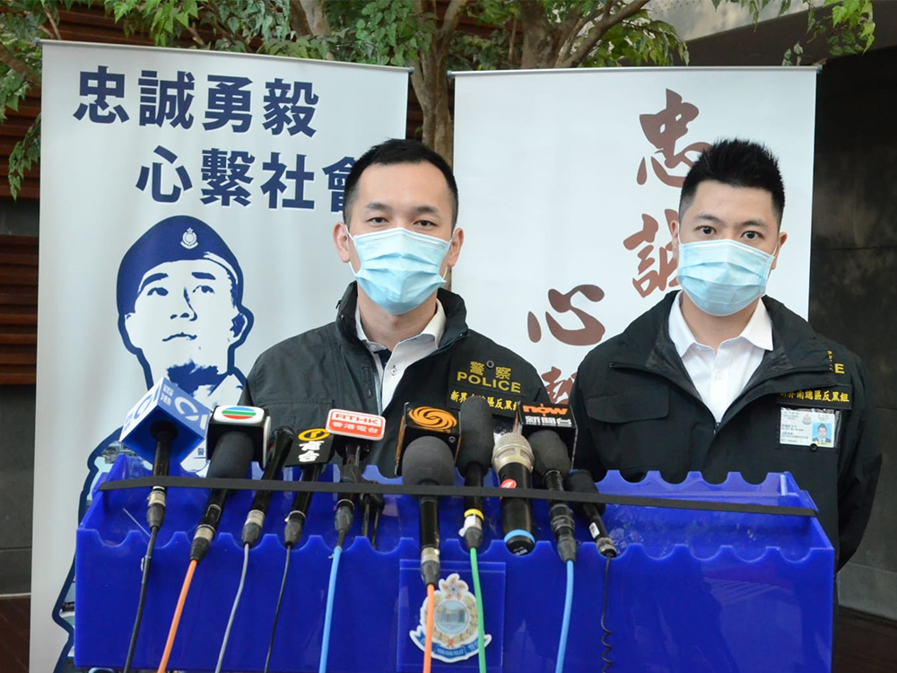 警方新界南總區反三合會行動組署理總督察周文軒(左)