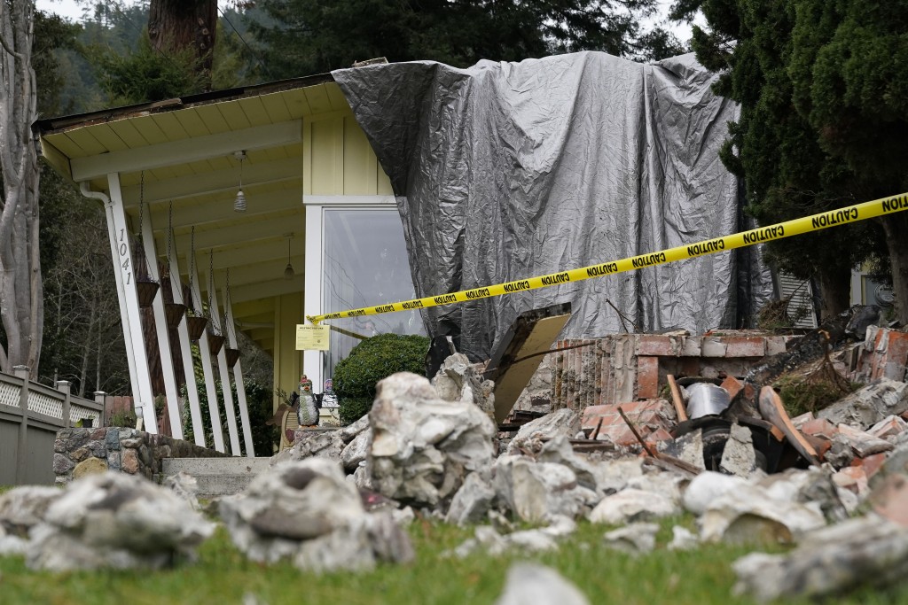在加州的里約戴爾可以看到一座被地震破壞的房屋。AP