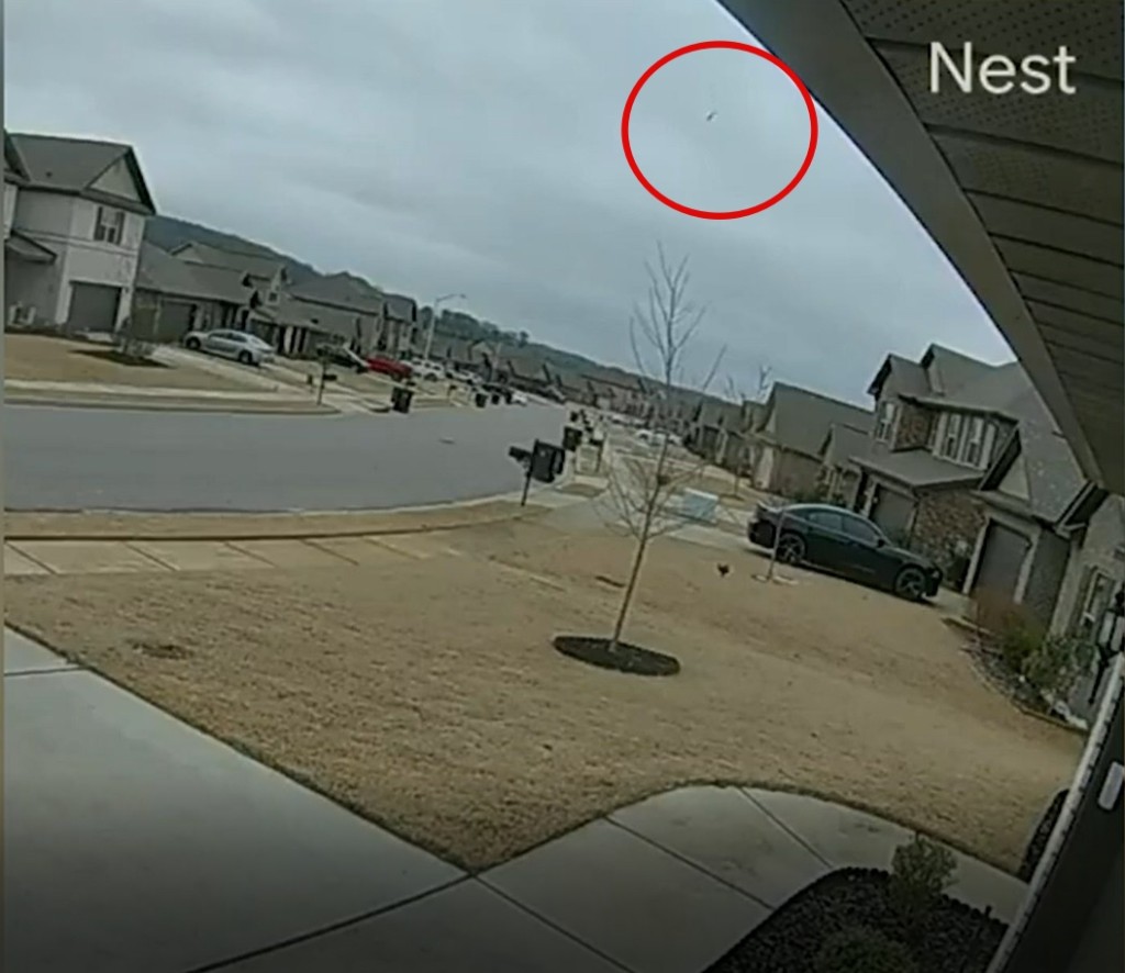 黑鹰坠落过程被住宅区摄影机拍下。
