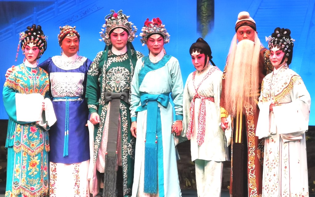 （左起）郑咏梅、陈鸿进、龙贯天、罗家英、南凤、黎耀威及林宝珠为救亡业界全力演出。