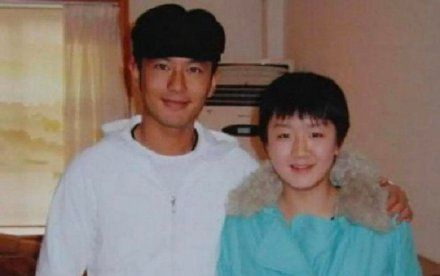 陳夢回應稱返青島時，要與表哥黃曉明聚一聚。