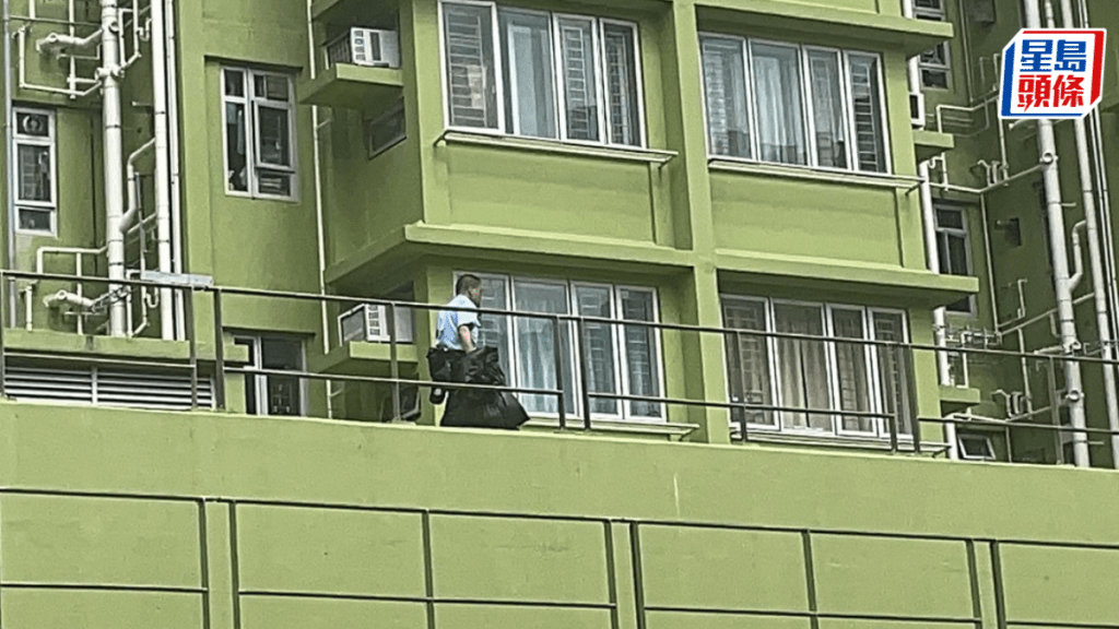女子墮樓,倒臥大廈一樓平台。黎詠斯攝