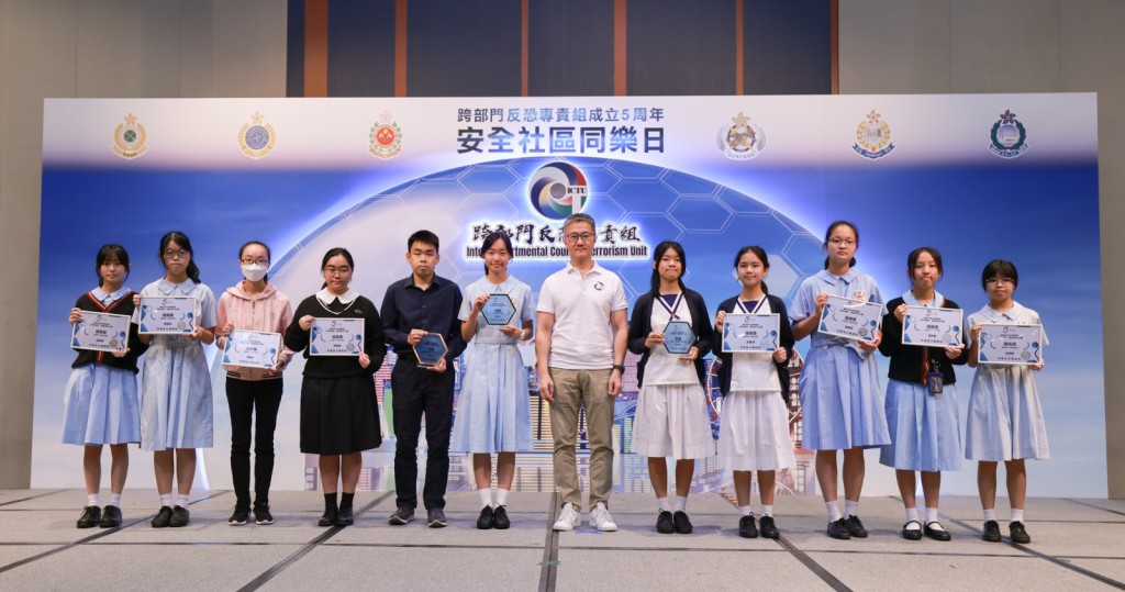 警務處處長蕭澤頤頒獎予「5周年填色/廣告設計比賽」得獎者。政府新聞處