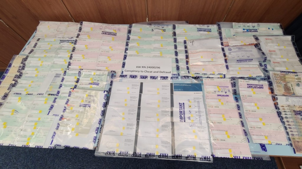 警方檢取196張空白支票及15本支票薄。警方提供