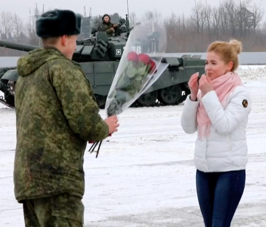 軍人手捧玫瑰女友超冧。影片 截圖Moscow Times