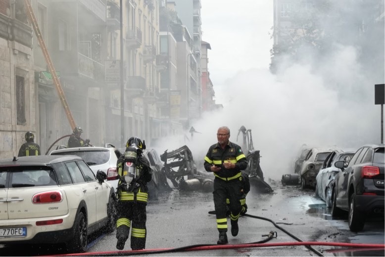 米兰市中心爆炸引发大火，消防员迅速控制火势。 美联社 