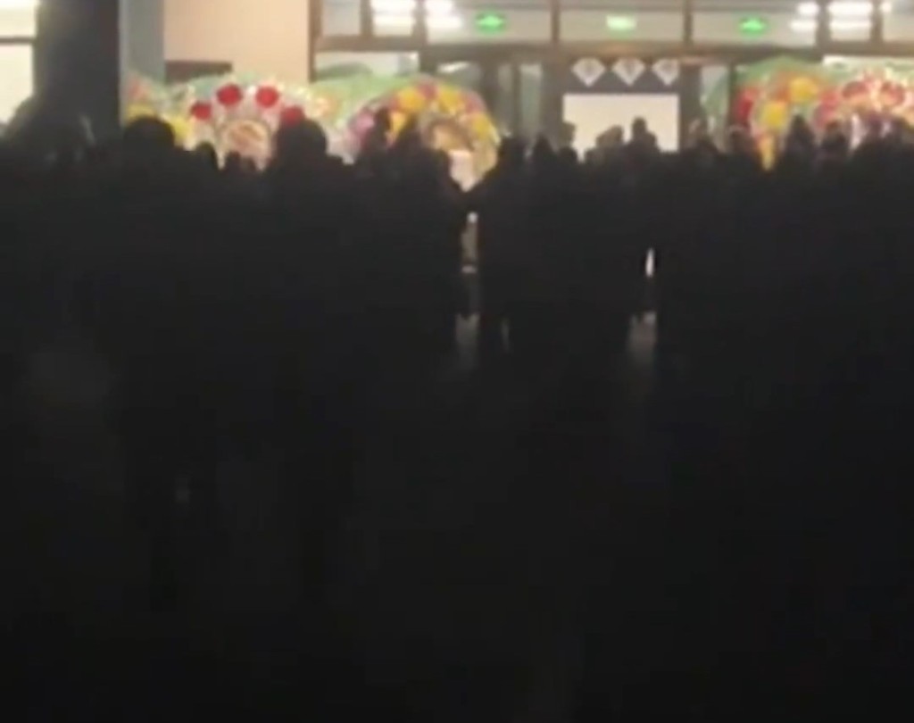 大批民眾到昭蘇當地殯儀館悼念日前墮馬身亡的賀嬌龍。微博@瀟湘晨報