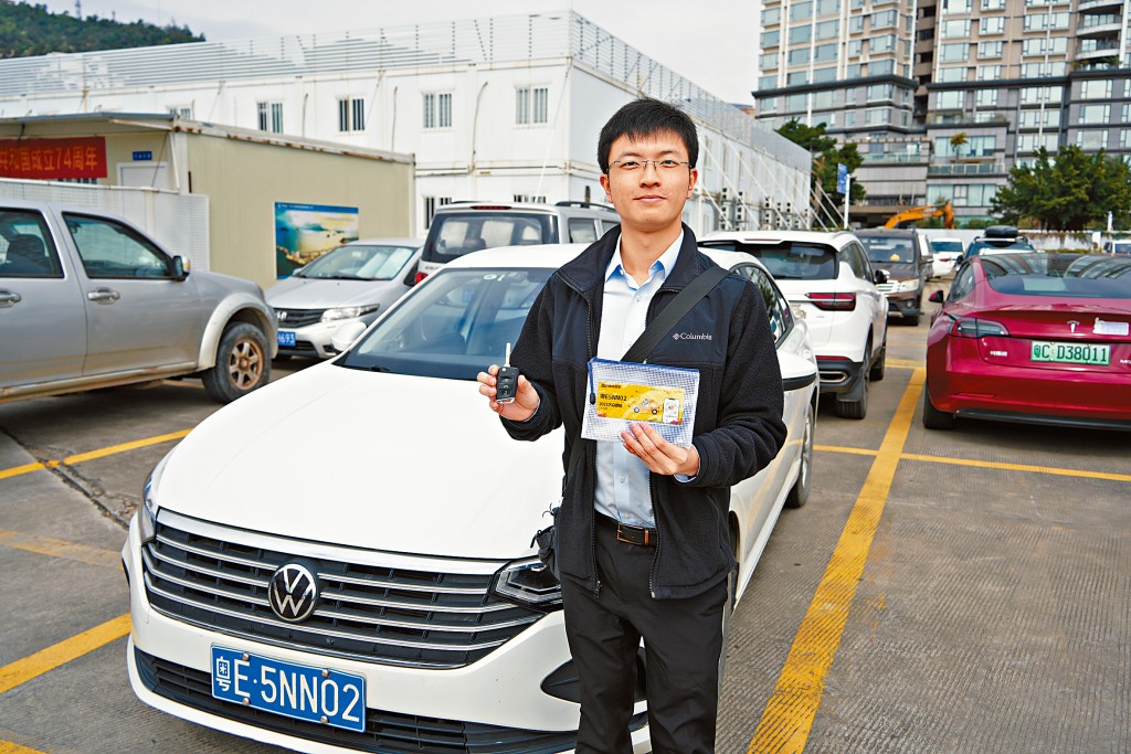 港青David利用手機應用程式租車後到達停車場,使用手機藍牙配對解鎖便可開車門取得車匙及行車證,全程毋須工作人員到場。