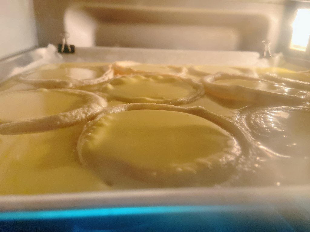 未幾蛋漿便漏出餅皮。FB圖片