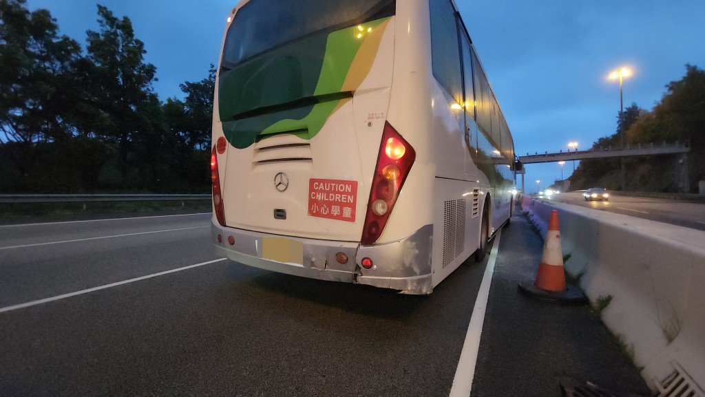 旅遊巴車尾損毀。黎志偉攝