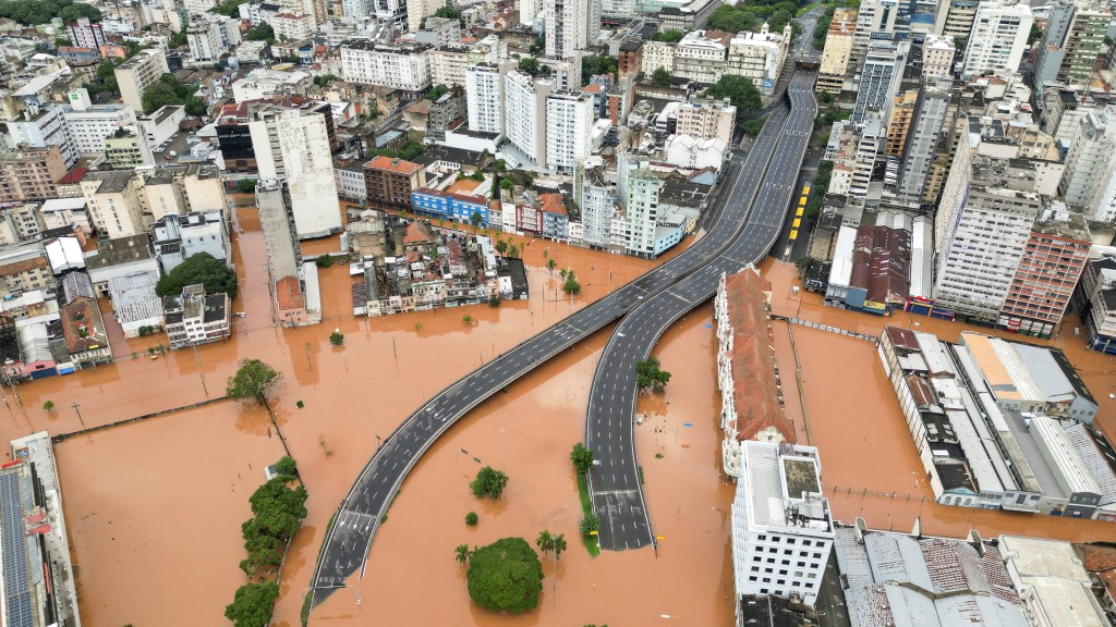 降雨对该州公路交通造成严重影响。路透社