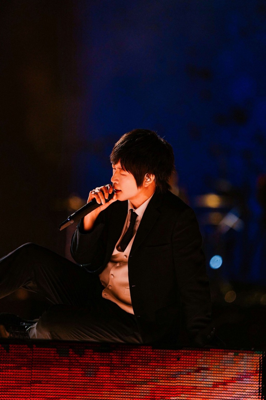 五月天去年带着 [#5525 回到那一天] 25周年巡唱，跟十多万的粉丝履行了“五月之约”。