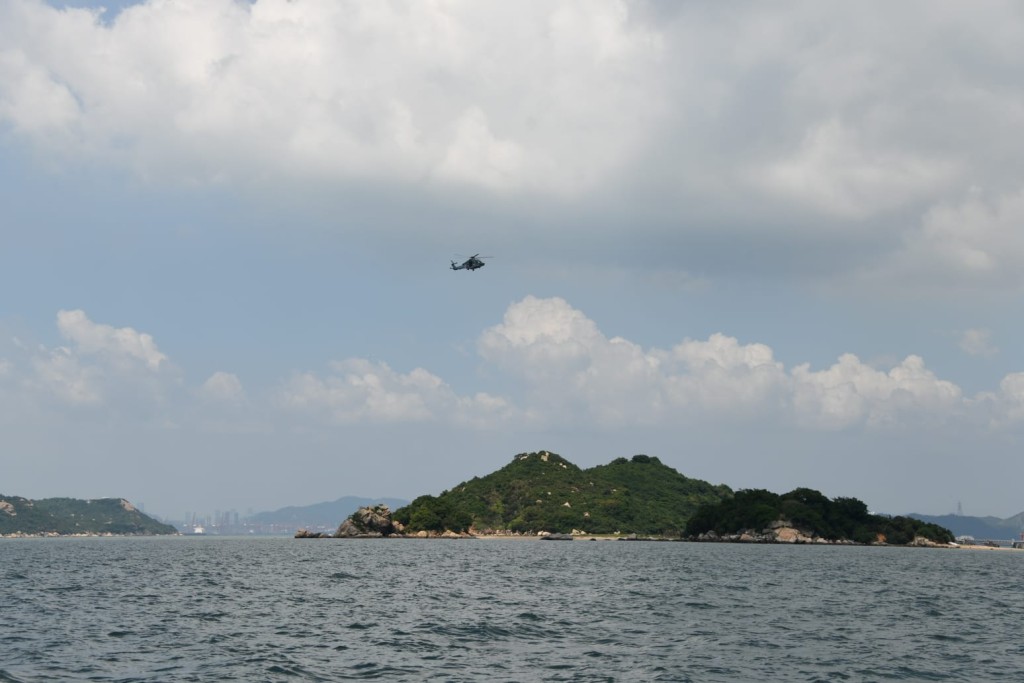 飛行服務隊派出直升機在現場上空盤旋。
